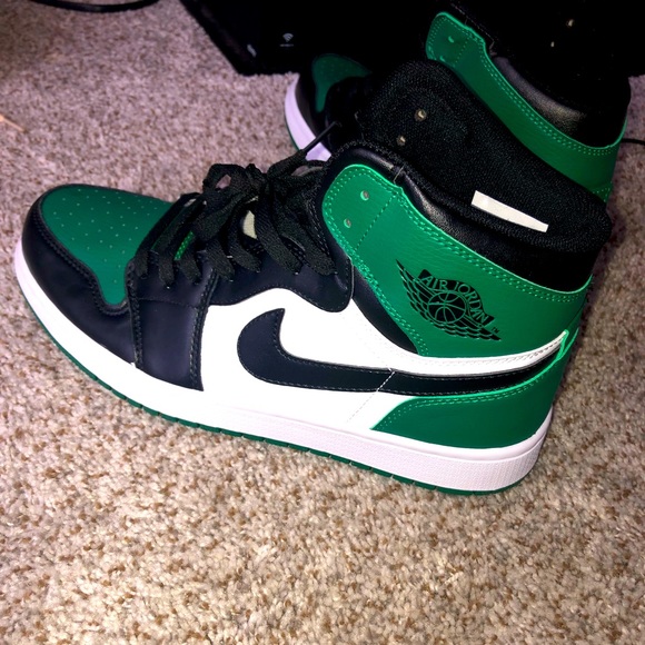 Only worn once (no box ) all my shoes in containers still has it value - Picture 1 of 6